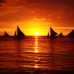 Sfondi-bellissimi-HD tramonto sul mare e barche a vela